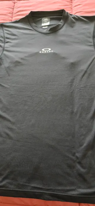 Camiseta Técnica Oakley Negra y Blanca