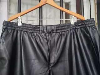Pantalones polipiel negros T/52-54