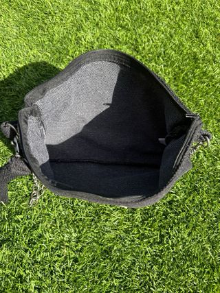 Bolso negro textil con cadena