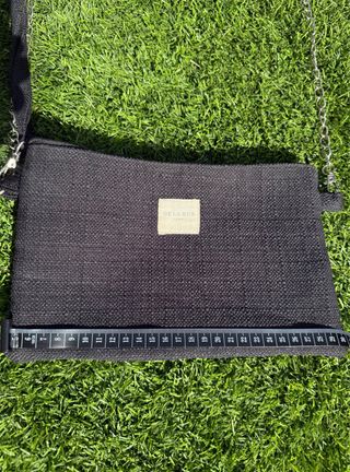 Bolso negro textil con cadena