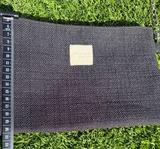 Bolso negro textil con cadena
