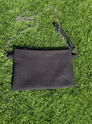 Bolso negro textil con cadena