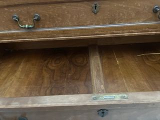 Cómoda de madera con tiradores dorados
