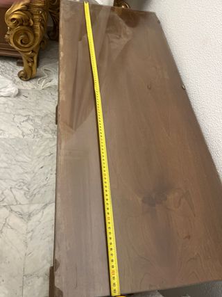 Cómoda de madera con tiradores dorados