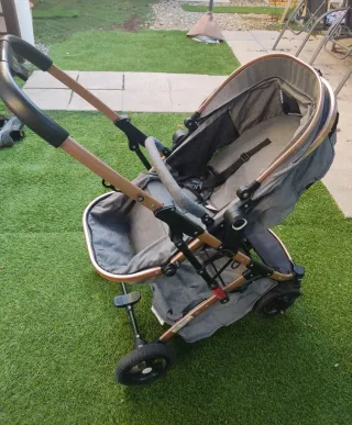 Carrito de bebé gris y cobre