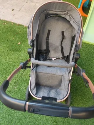 Carrito de bebé gris y cobre