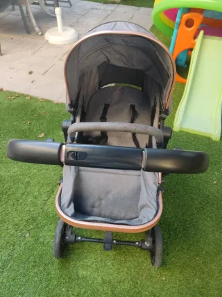 Carrito de bebé gris y cobre