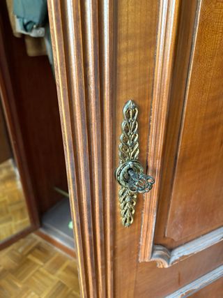 Armario antiguo madera maciza con llave y espejo!
