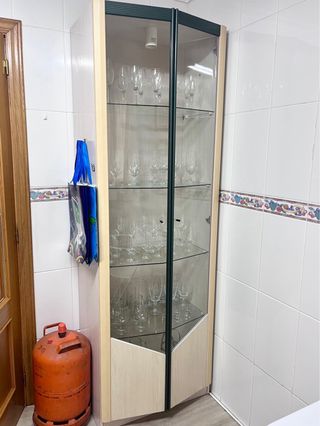 VITRINA DE MADERA Y CRISTAL.