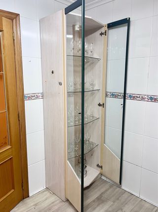VITRINA DE MADERA Y CRISTAL.