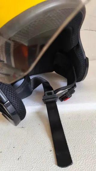 Casco de moto amarillo con visera