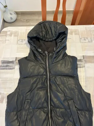 Chaleco de cuero negro con capucha