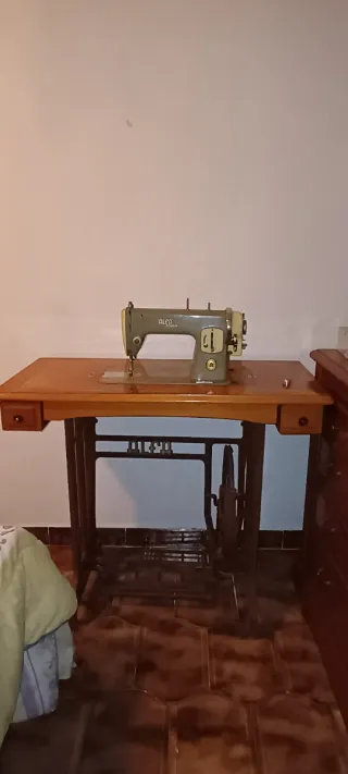 Máquina de coser Alfa antigua