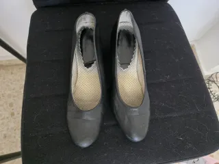 Zapatos de tacón negros y sandalias con cuña