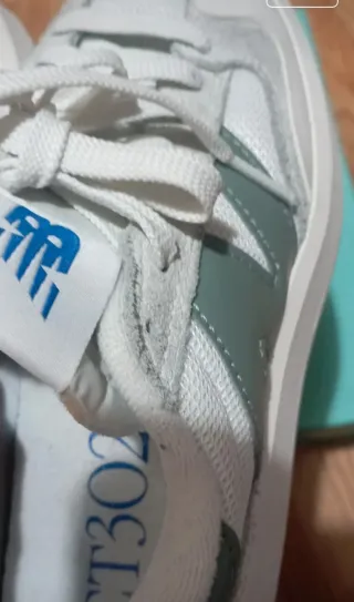 Zapatillas New Balance Blancas y Teal