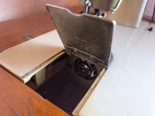 Máquina de coser Alfa beige