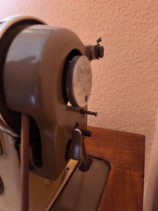 Máquina de coser Alfa beige