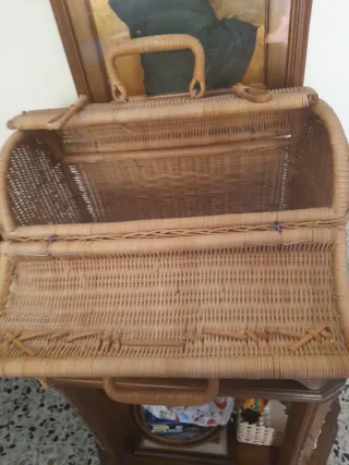 Vecchio cestino in vimini con manici