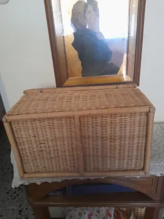 Vecchio cestino in vimini con manici