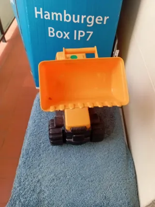 Tractor de juguete naranja