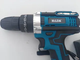 Taladro percutor a batería 18V.