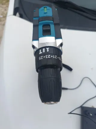 Taladro percutor a batería 18V.