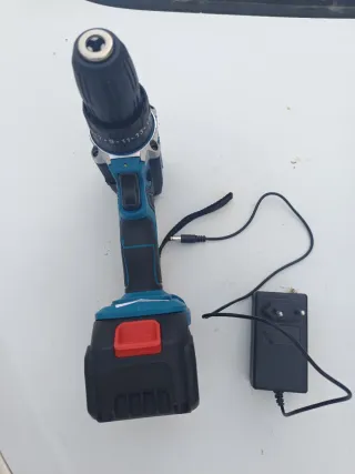Taladro percutor a batería 18V.