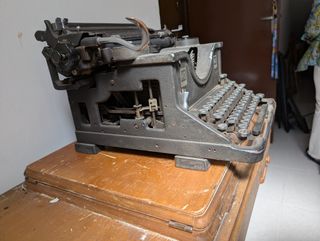 Máquina de escribir antigua Olivetti M40