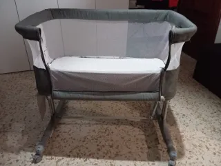 Minicuna bebé gris con ruedas