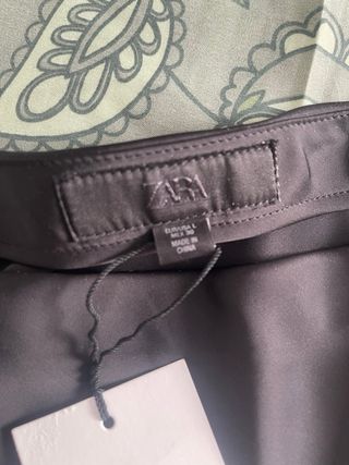 Falda midi satinada Zara