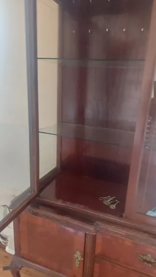 Vitrina de madera y cristal