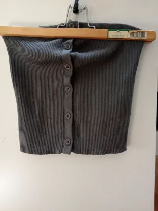 Top corto gris botones