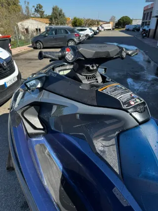 Moto de agua Sea-Doo gtx 170 negra y azul