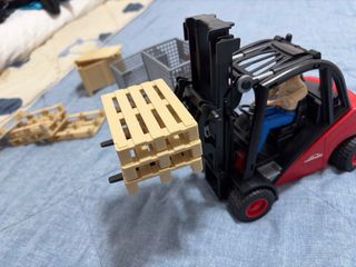 Carretilla elevadora Bruder + set logistica