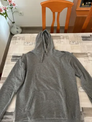 Sudadera gris con capucha