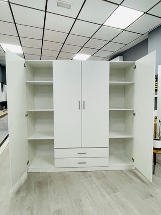 Armario blanco de madera