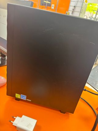 Ordenador ASUS VivoPC con teclado y ratón rosa