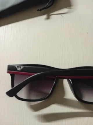 Gafas de sol MCM negras y doradas