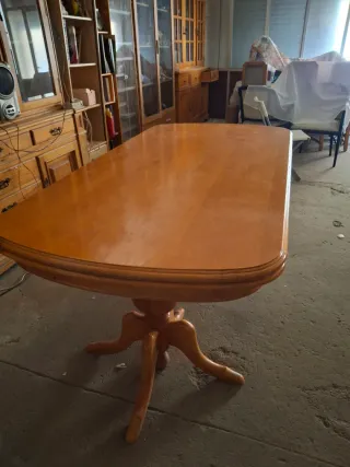 Mesa de comedor de madera
