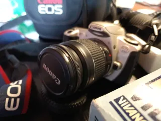 Cámara Canon EOS 300 + 2 objetivos canon + bolsa