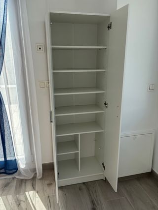 Armario blanco con baldas