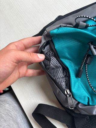 Mochila de senderismo gris y turquesa