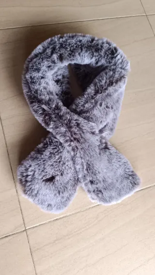 Cuello pelo sintético gris y blanco.