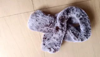 Cuello pelo sintético gris y blanco.