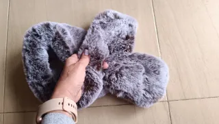 Cuello pelo sintético gris y blanco.