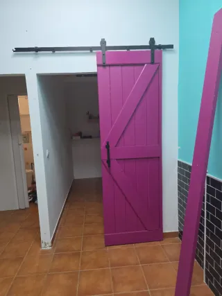 Puerta de granero con riel