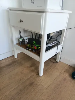 Mesita de noche de madera blanca