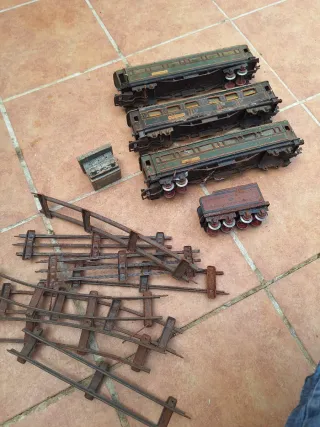 Trenes antiguos de hojalata