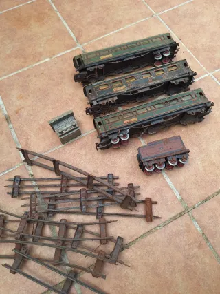 Trenes antiguos de hojalata