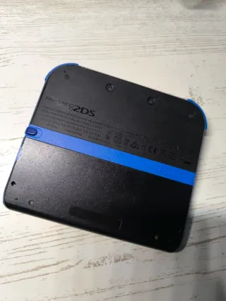 Nintendo 2DS Negra/Azul con juegos